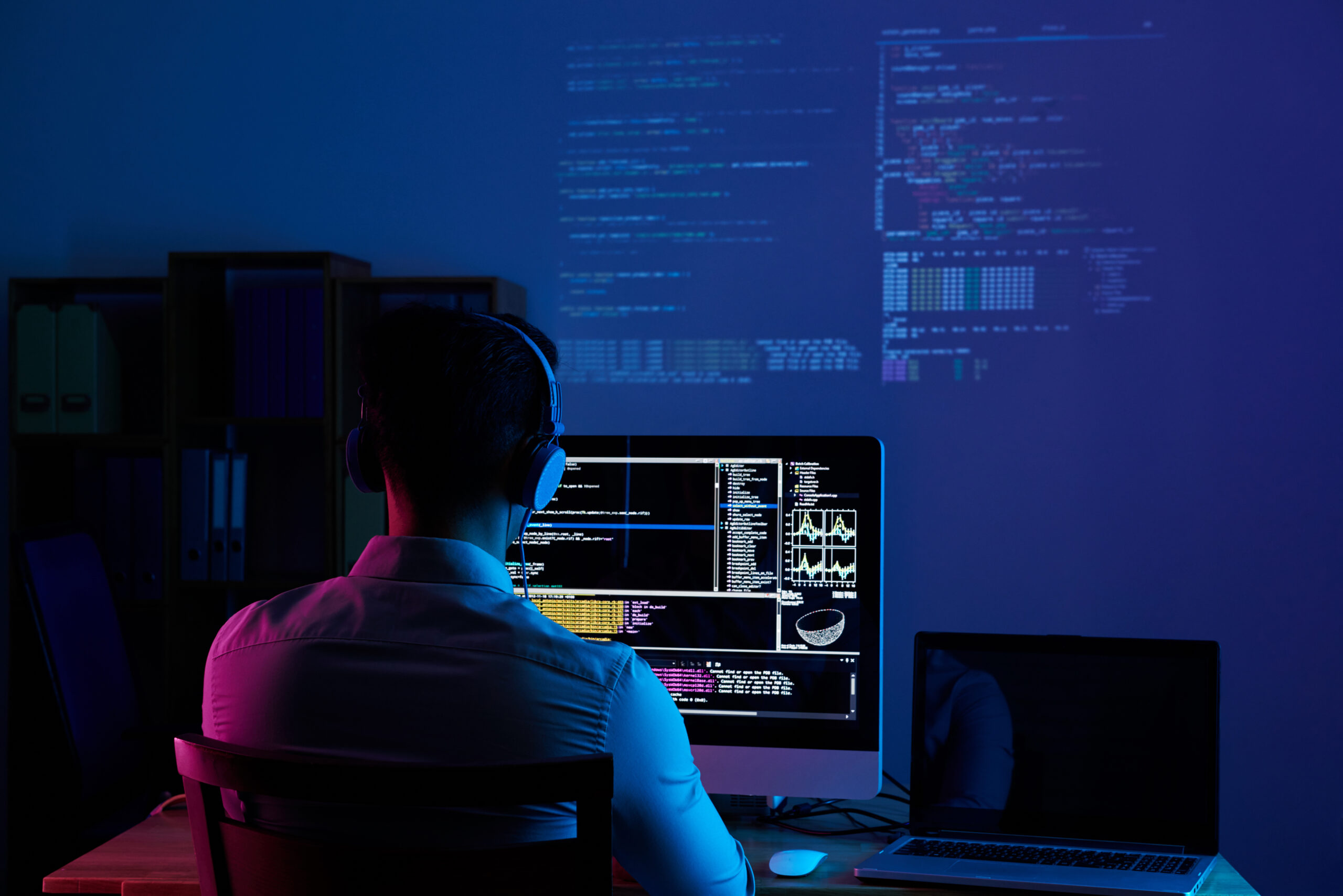 Developer werkend achter computer